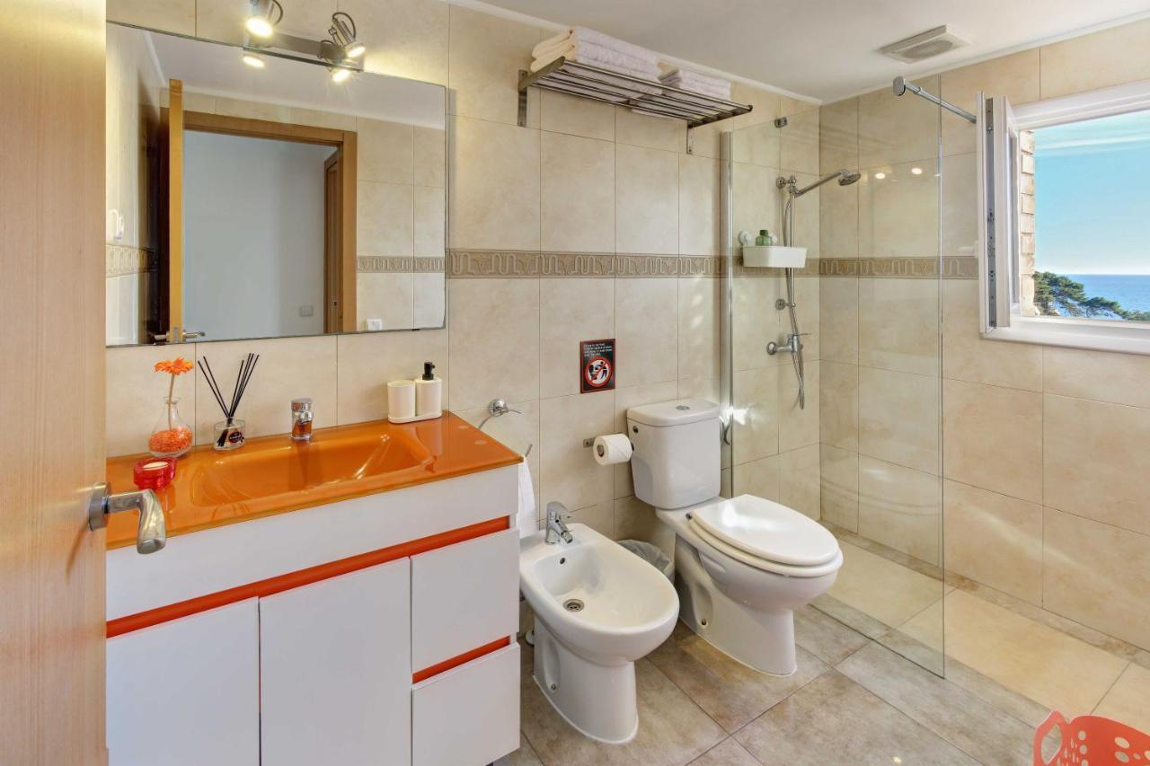 Apartament Pau Casals, 2 Min Walk From The Sea & Sea View Lloret de Mar Eksteriør billede